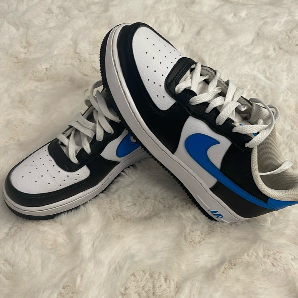 Nike Air Force 1’s hardly worn. Size 6 youth. Black and white with blue Nike